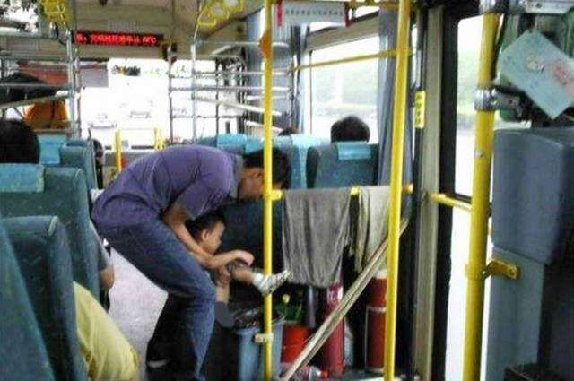 文明|公交上,宝妈抱娃在垃圾桶里尿尿,被大学生批没素质,多些理解吧