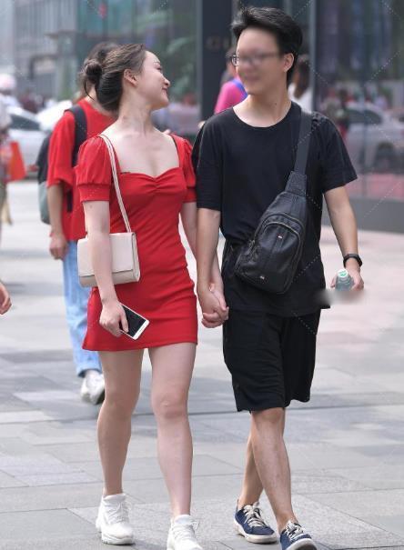 人带来一|艳红色的短款裙,优雅又能穿出清凉感,还能个人带来青春洋溢的气质