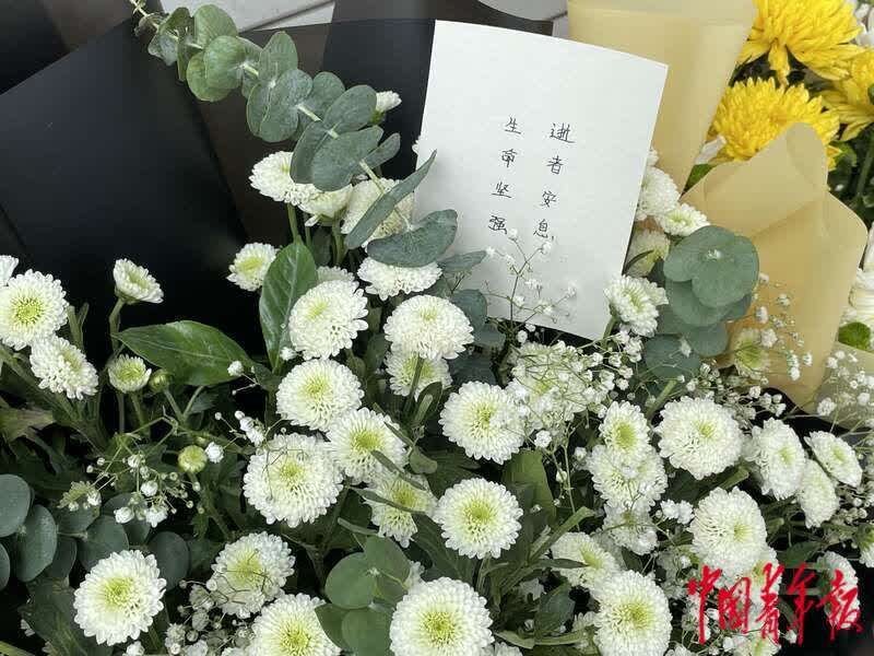 市民在鄭州地鐵5號線站口擺放菊花和糕點悼念遇難者 中國熱點