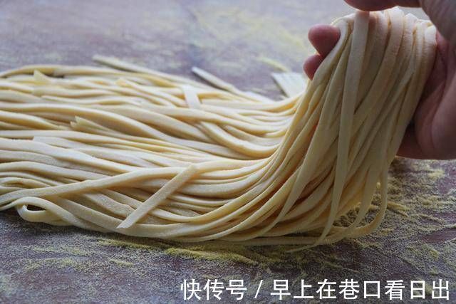 劲道|面条别再买了，教你在家做，劲道好吃，干净卫生，而且做法真简单