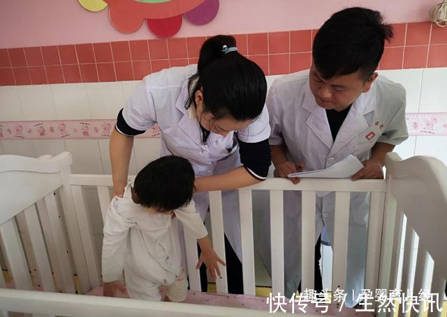 朋友圈|没满月的宝宝就会翻身家长发朋友圈炫耀,朋友劝赶快送医院