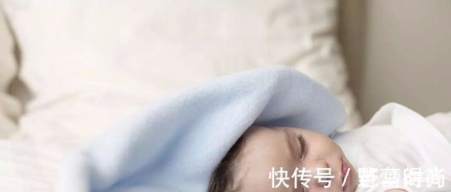 父母|宝宝晚上睡觉频繁踢被子,宝妈累够呛,5种原因看看你家是哪种
