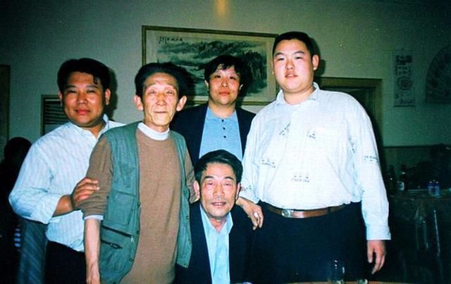 杨少华老伴儿去世后,有不少人都抛来桃花,只是都没过杨议这关