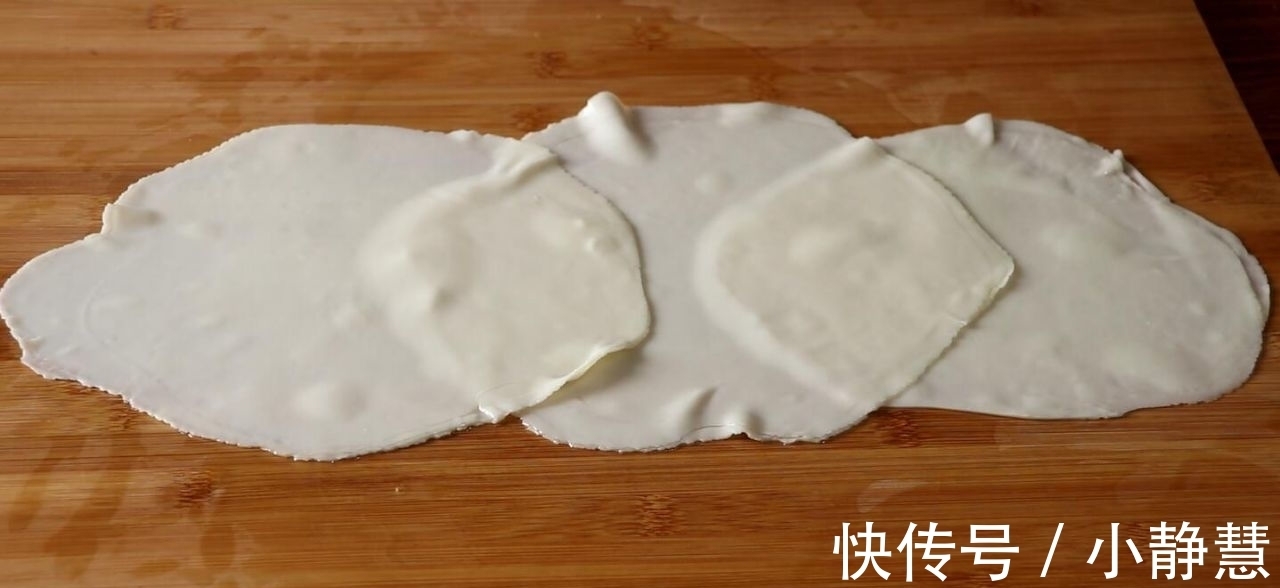 懒人酱香饼|饺子皮别光包饺子吃，教你懒人酱香饼的做法，连揉面都省了