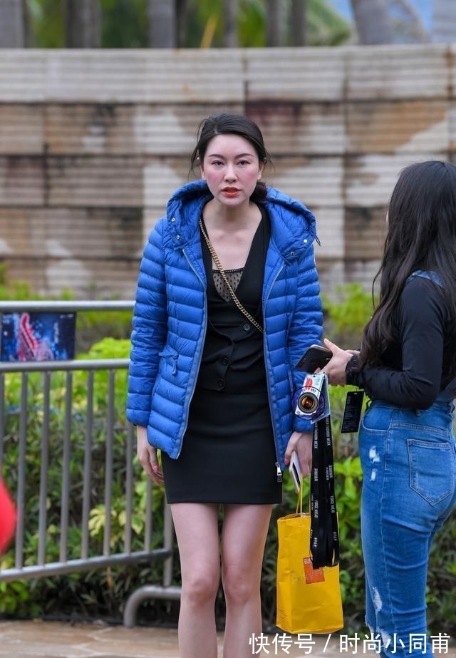 降温|降温也要穿裙子,美女搭配一件宝蓝色羽绒服,展现成熟大气之美