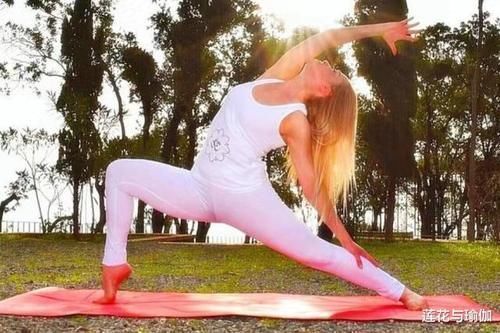 减脂|体态匀称,穿衣有型,坚持以下瑜伽练习,减脂瘦身,塑造曲线!