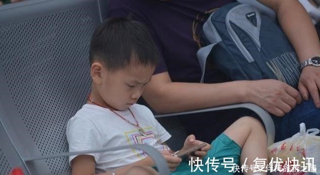 父母|孩子什么年纪用手机最好不是10岁也不是15岁,这个年纪用最好