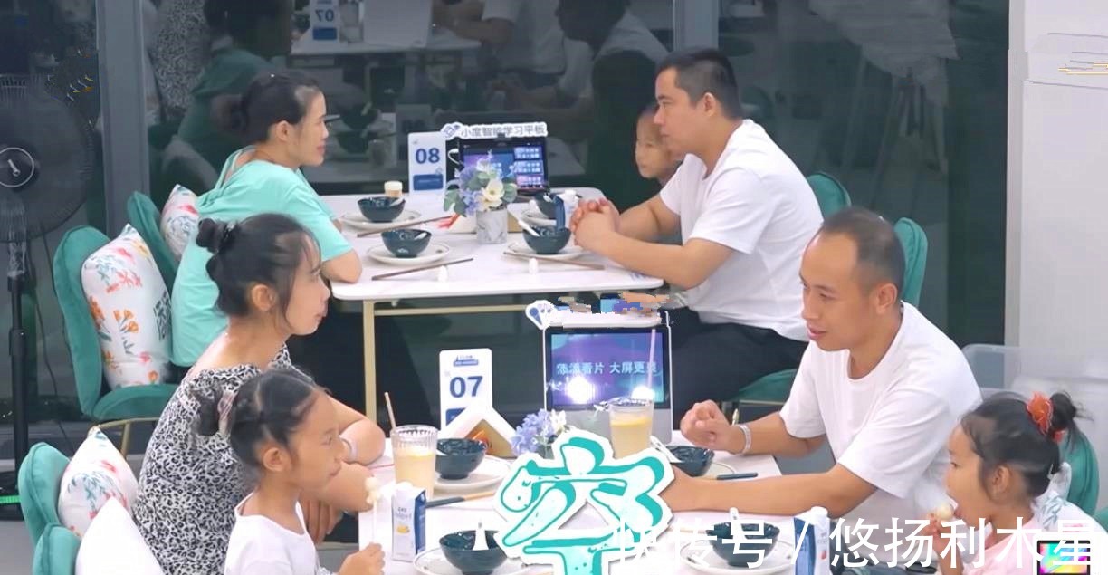 寧?kù)o|《中餐廳》黃曉明把店長(zhǎng)干成了廚師,遭責(zé)怪還要帶全員去哄寧?kù)o