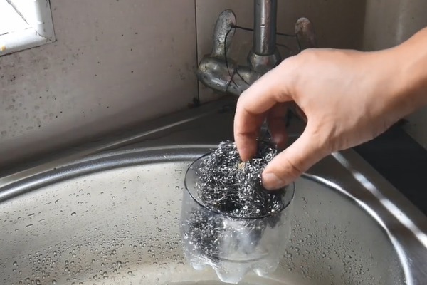 塑料瓶剪几刀套在水龙头上,全家人都要抢着用,真的太棒了!