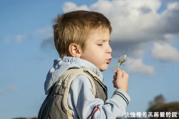 家长|爸爸扮女装接娃放学，幼儿园保安看愣眼，网友比妈妈还美