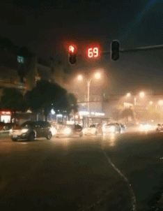 |搞笑GIF:这是谁家的闺女