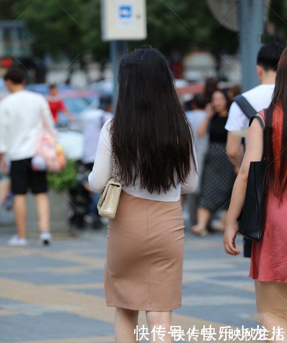 美女 大街上一眼就看到这位美女!很想请她回我家里吃饭,又害怕被拒绝