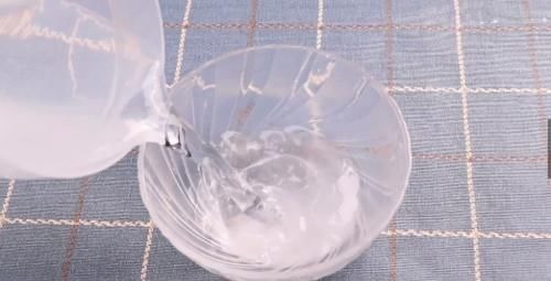 花盆里撒点小苏打，一年不施肥，花儿叶片浓绿不生虫，后悔才看到