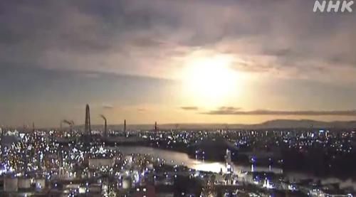 瞬间 震撼！巨大“火球”突降日本 夜空瞬间被照亮如白昼