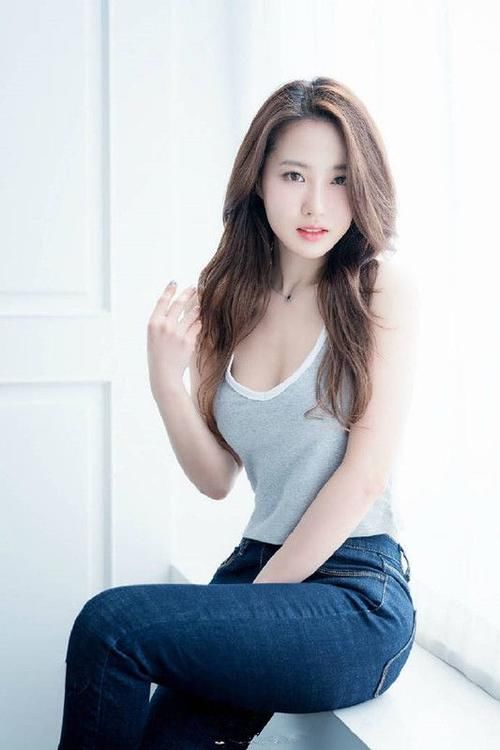 曲线|背心搭配紧身牛仔裤，不仅修饰长腿，更是凸显身材曲线！