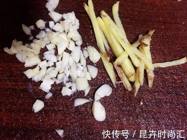 鸡肉|鸡肉和土豆搭配,蒸出来味道鲜美,还不油腻,适合冬天食用
