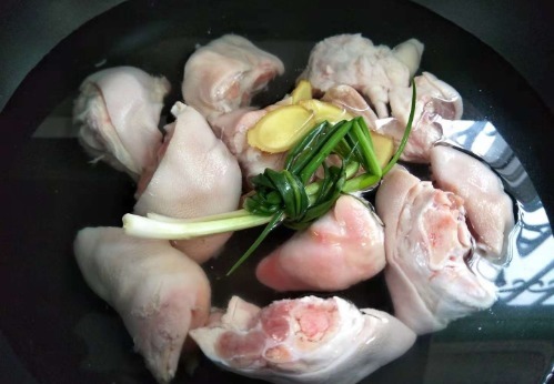 猪蹄|猪蹄别做老一套了,教你懒人做法,只需3步,香而不腻,软烂入味