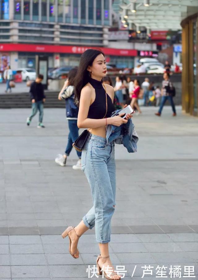 搭配|美女脚上搭配一双浅色系的尖头高跟鞋,展现出了甜美的气质范儿