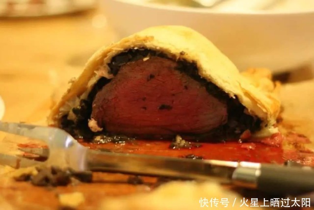  威灵顿牛排到底有多牛？大厨一刀切开后，太惊艳了！