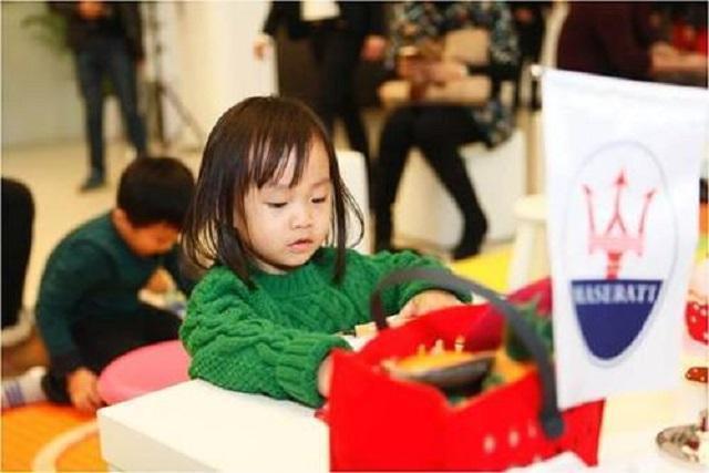 孩子|熊孩子''画毁''玛莎拉蒂,车主却在一旁淡定围观,保安欲劝阻反遭拦