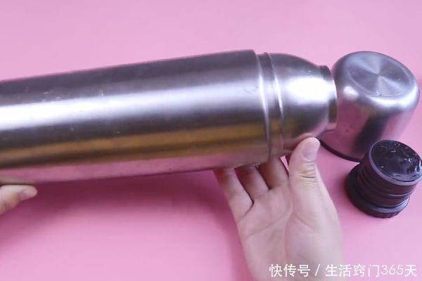 保温杯太深不好清洗?教你一招,不用一滴洗涤剂,茶垢污渍全洗净