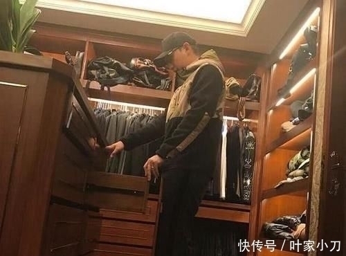 參觀華少住的豪宅,衣帽間塞滿名牌服飾,當主持人撈金能力很恐怖