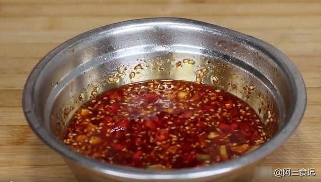 冬天萝卜最解馋做法，不炒不炖不腌，放锅里蒸一蒸，上桌比肉还香