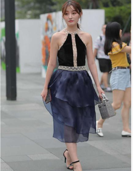连衣裙 拼接连衣裙搭配黑色高跟鞋,高贵优雅,仙气十足