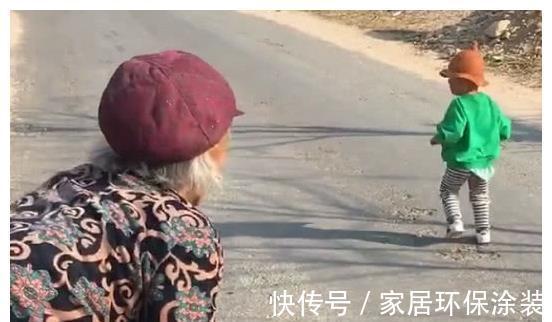 驼背|“小驼背宝宝”跟着太姥学走路火了,我曾是你,你终会是我