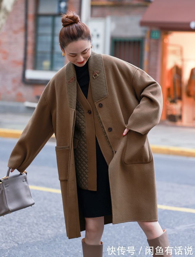 大方 秋冬大衣怎么穿更显贵?学45岁博主用“同色系”,秒变人间富贵花