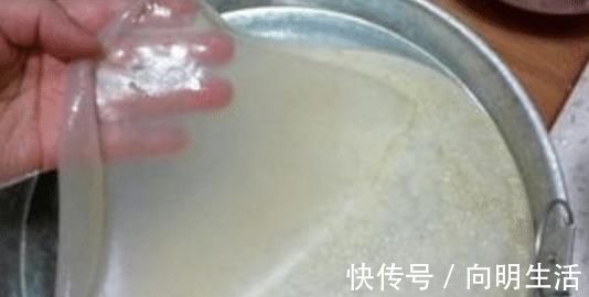 做凉皮太厚又开裂?大厨教你一招:掌握好比例跟配方,吃着还筋道