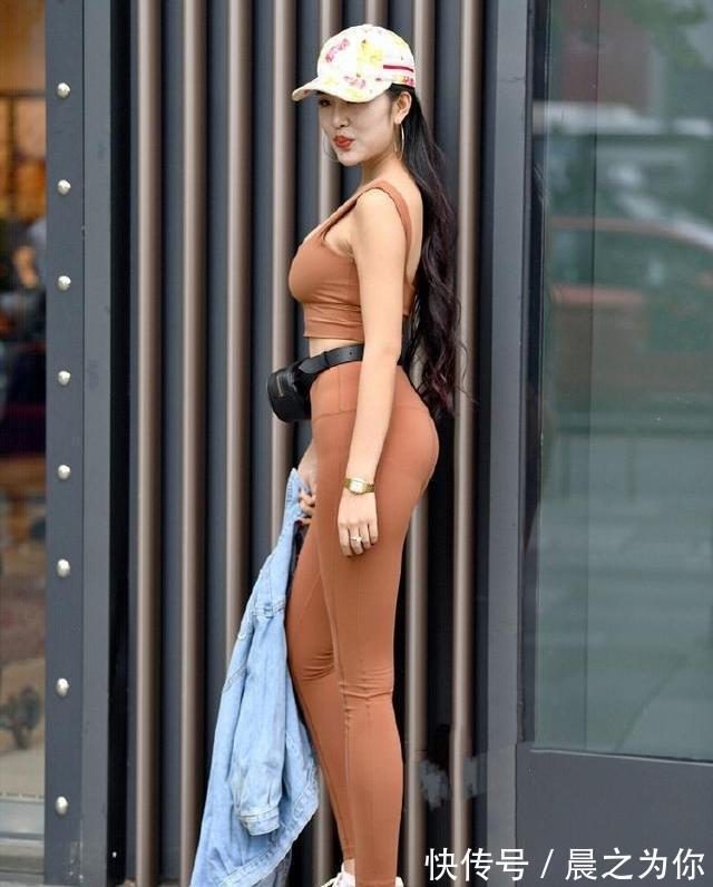 街拍 青春有内涵的打底裤穿搭,彰显潮女的新风尚,表现出时尚知性的美