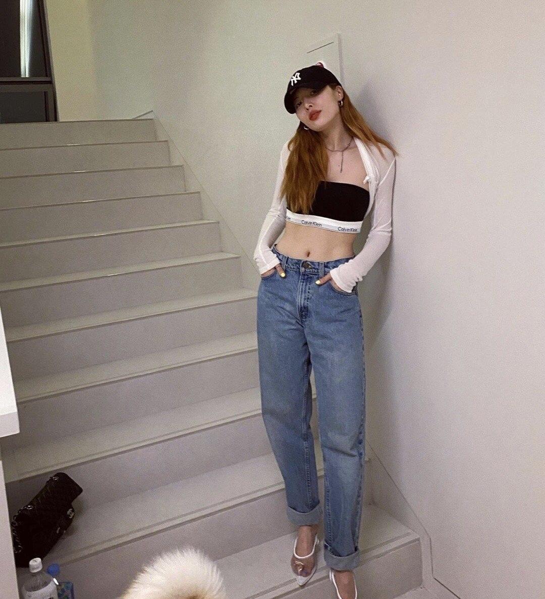 穿搭|泫雅又飒又美,穿白色背心配高腰的牛仔裤,身材比例出众,真吸睛