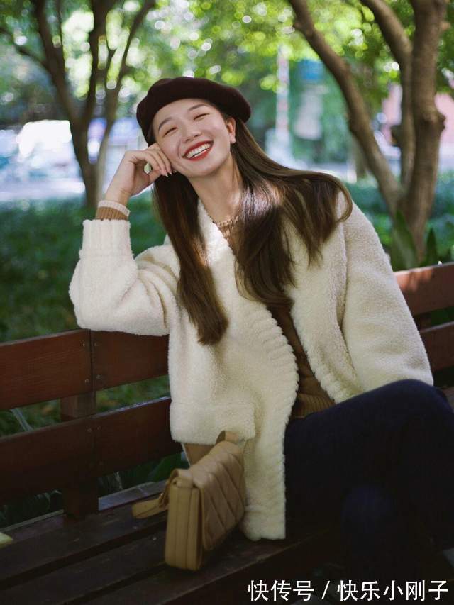 衬衫 秋冬怎么搭出层次感？马甲叠穿衬衫搭配五分短裤，简约又时尚
