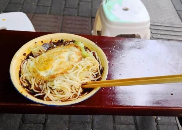 凳子|老夫妻开面馆地方小,客人排队坐路边趴凳子吃面,一早上卖四百碗