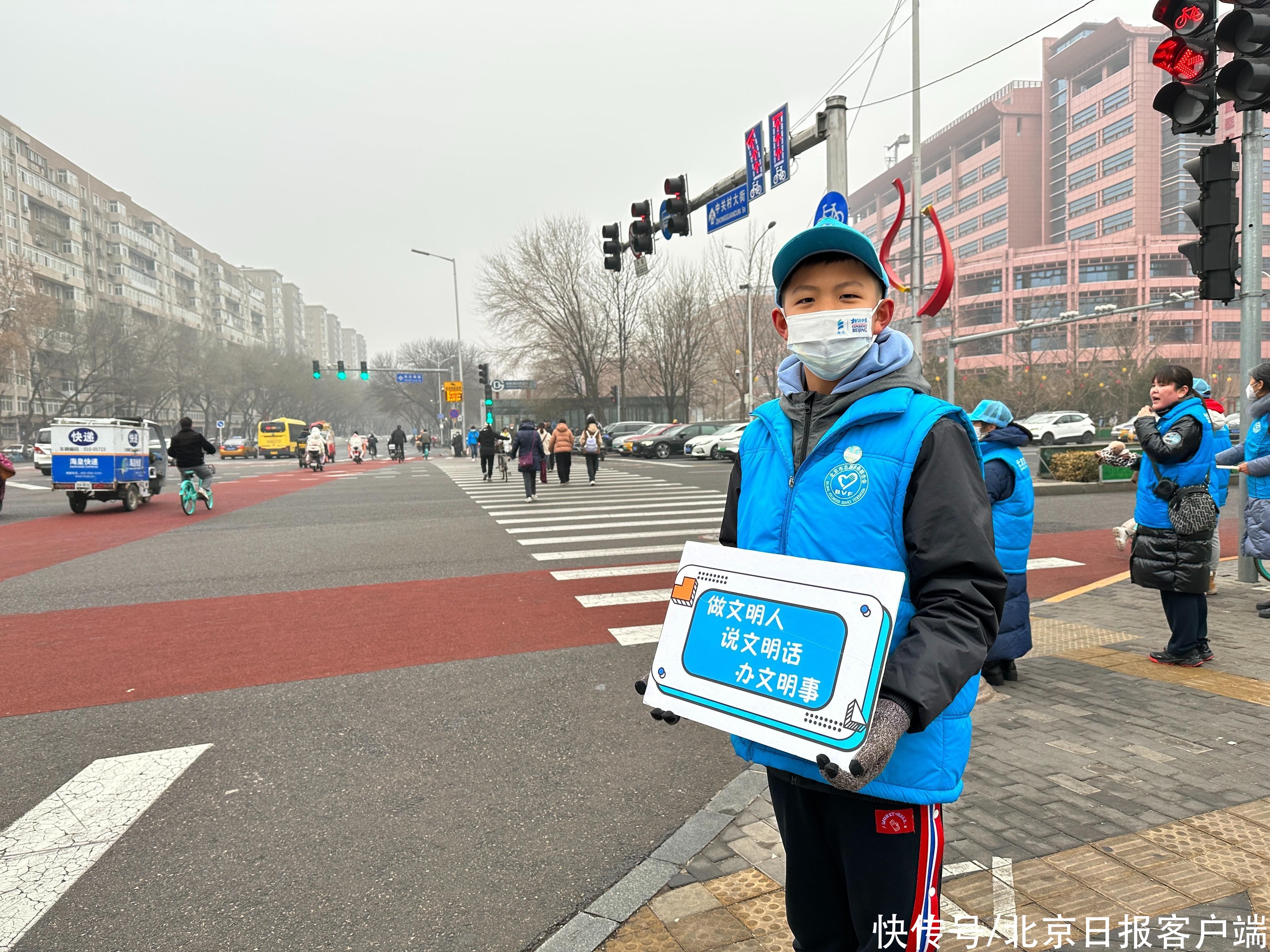 迎接“开学季”，志愿者路口倡导“文明礼让”