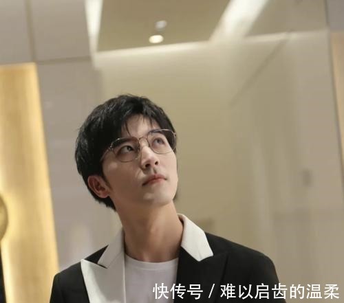 赵露思和徐开骋亮相《快乐大本营》，两人同台合唱，赵露思好娇小