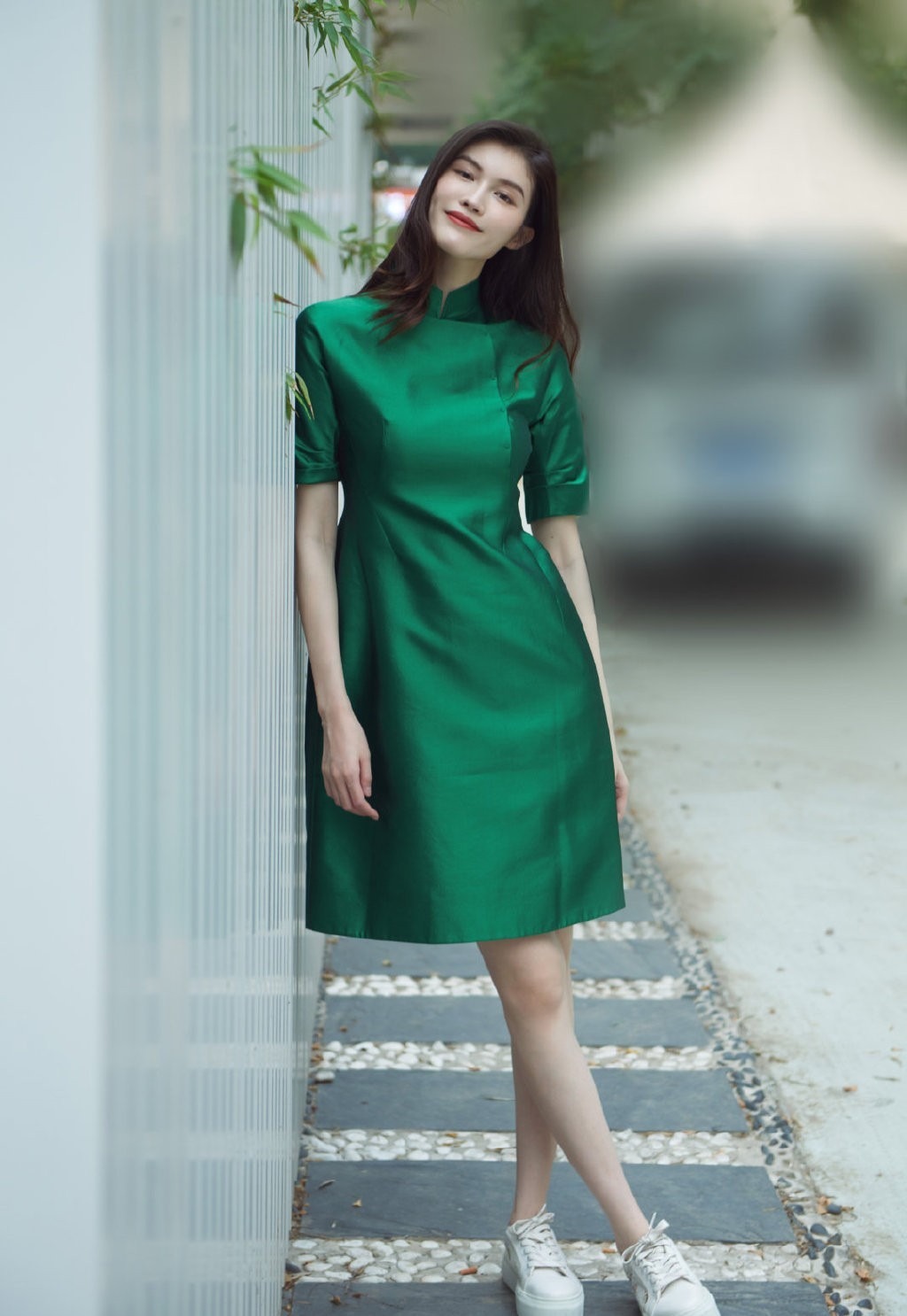 邓文迪真会穿，一袭绿色斜肩连衣裙华丽高级，一般人穿不出这效果