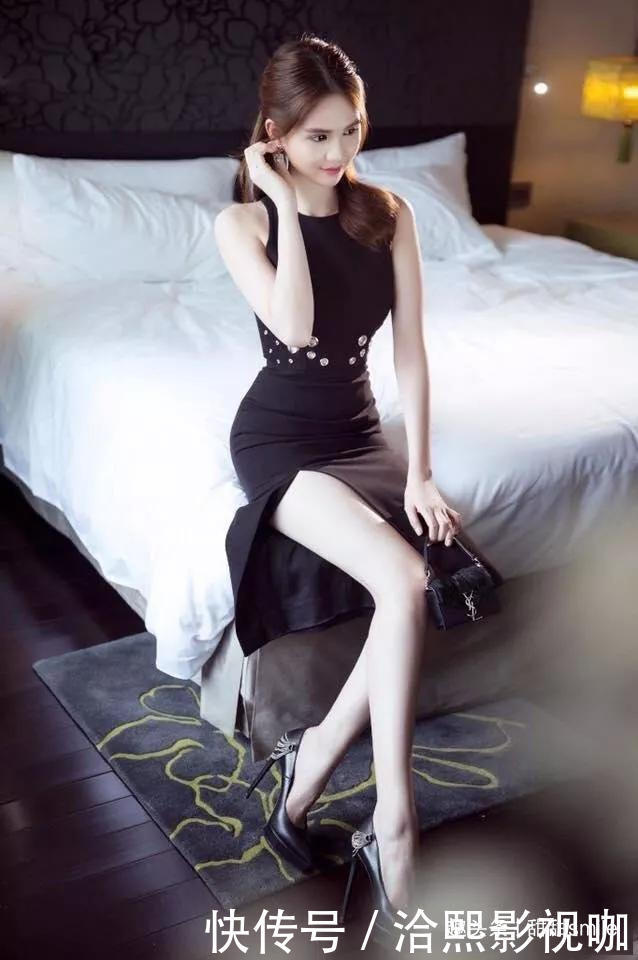 美女脚上搭配一双拼色的高跟鞋，穿起来非常的时尚又舒适