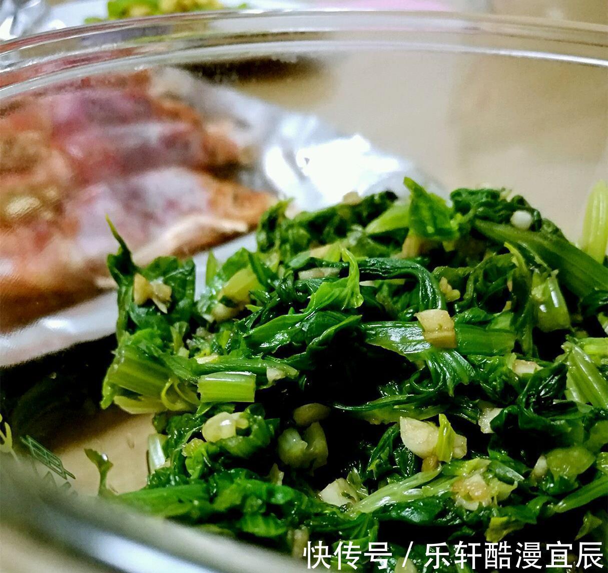 玉米面|我家此菜叶子从不扔,这样做完上桌就扫光,营养好吃,低脂还不胖