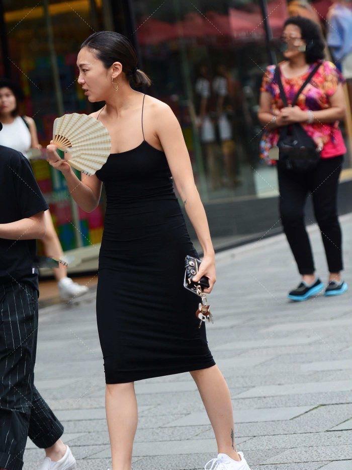 搭配 牛仔裤搭配白色短款上衣,穿搭清纯时尚,少女气息十足