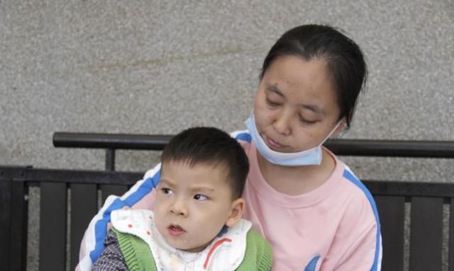 儿子|男童出生因缺氧致脑出血,8个月大被确诊脑瘫,每天只睡2小时