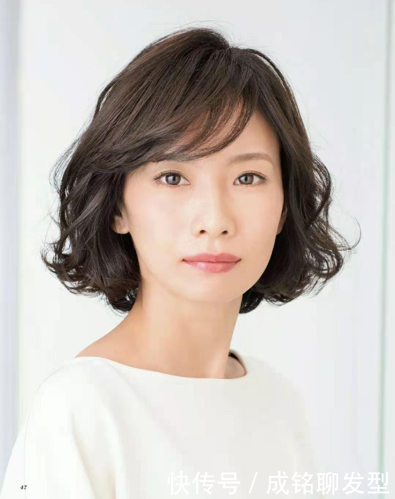 穿搭|五六十岁的女人别再烫小卷,土气又显老,自然的纹理烫时尚又减龄