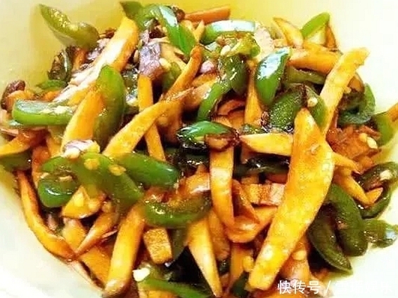 家宴的餐桌上荤素搭配最好吃，清爽可口，喷香解馋，百吃不腻