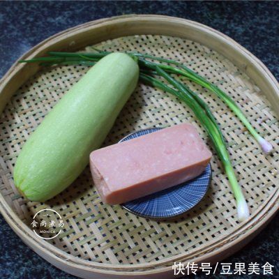 营养|#夏日开胃餐#西葫芦卷火腿这样做，营养又美味