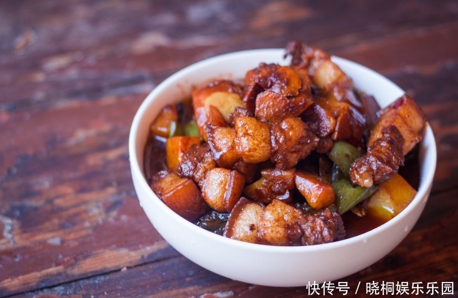 做红烧肉时，切不可直接下水煮，多加1步，肉质软烂无腥味！