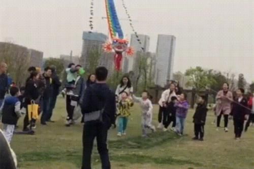 公共场合|熊孩子公园扯坏获奖风筝,大爷哭腔哀求,熊家长却炫耀孩子蹦得高