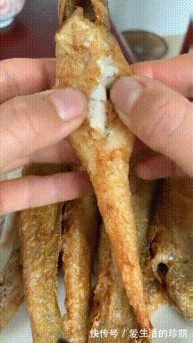 |搞笑GIF:我猜小姐姐没男朋友,要不然这样肯定出不来门