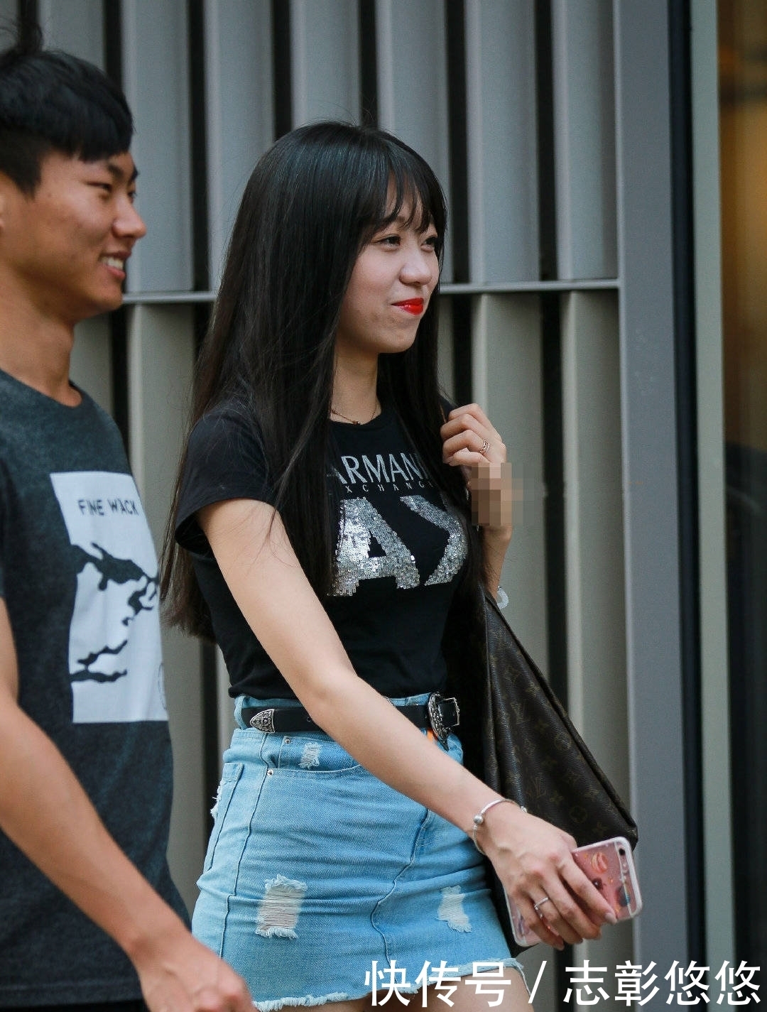 短裙|街拍:美女短袖搭牛仔小短裙,迷人的大长腿,身材曲线非常完美