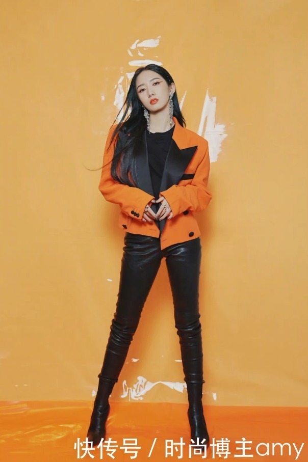 毒汁|孟美岐的腿是什么水平?把毒汁裤穿出褶皱感,这身材谁不羡慕